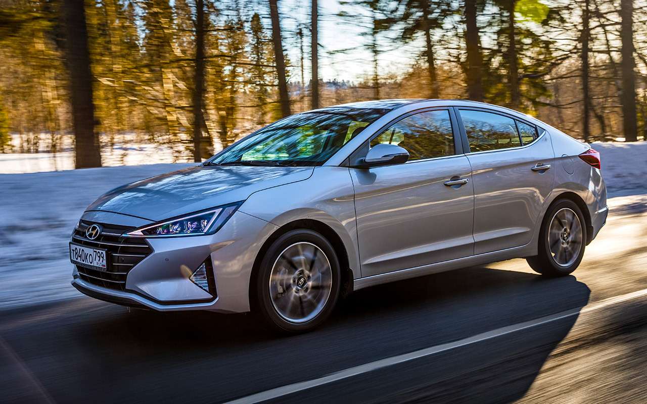 Hyundai Elantra. Полностью светодиодные фары – привилегия топ-комплектации Elegance. Повторители указателей поворотов переехали на боковые зеркалá.