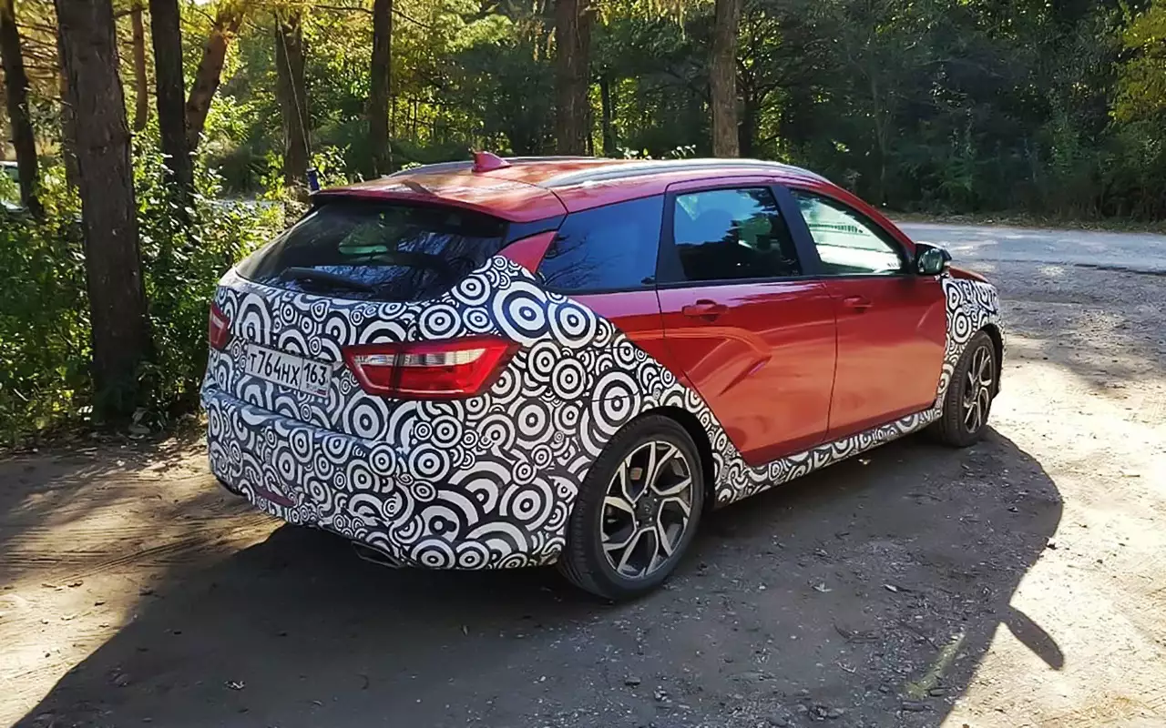 Летом, когда вазовцы показали 145-сильный седан Vesta Sport, вероятность появления версии с пятидверным кузовом они отрицали. Однако в октябре на Юге России был замечен закамуфлированный универсал со спортивным обвесом. Стало понятно, что появление заряженного «сарая» не за горами. По нашим прикидкам, произойти это должно в первой половине следующего года.