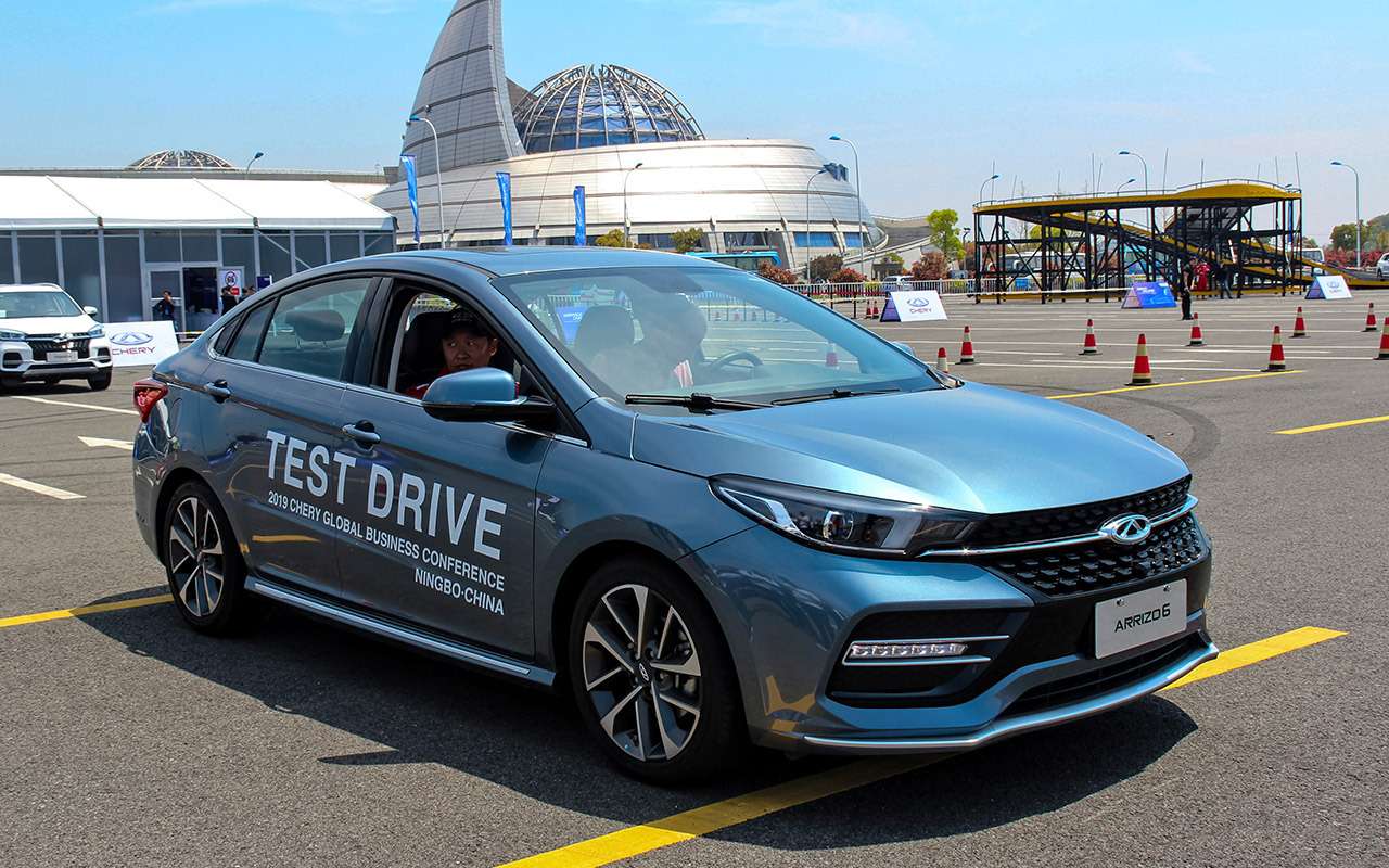 Выглядит Arrizo GX отлично. Но это седан, а в гольф-классе основной интерес приходится на пятидверки.