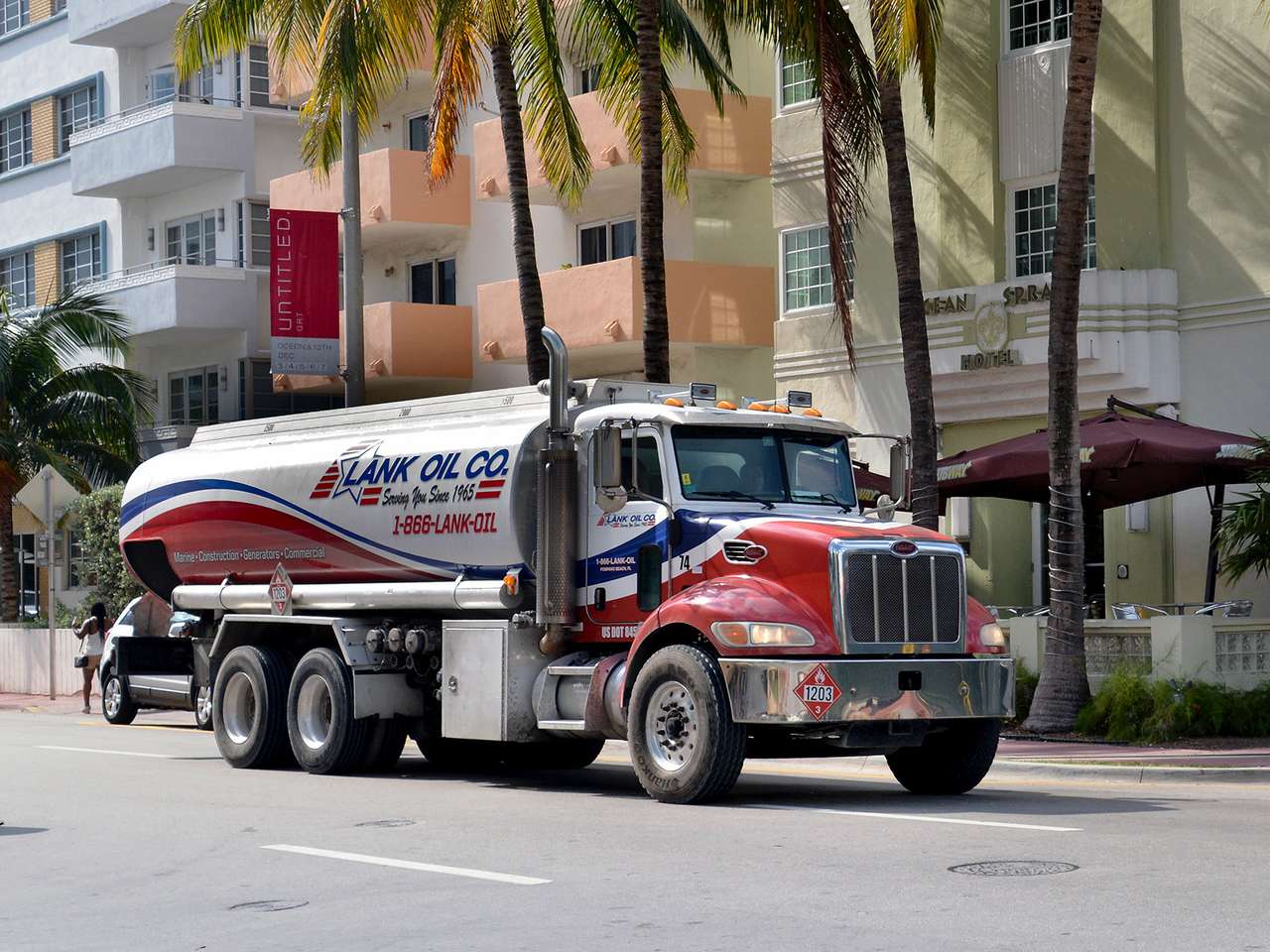 Незыблемой традицией американских грузовиков остается капотная компоновка, будь то шасси для эвакуатора, цистерны, самосвала или автобуса бизнес-класса