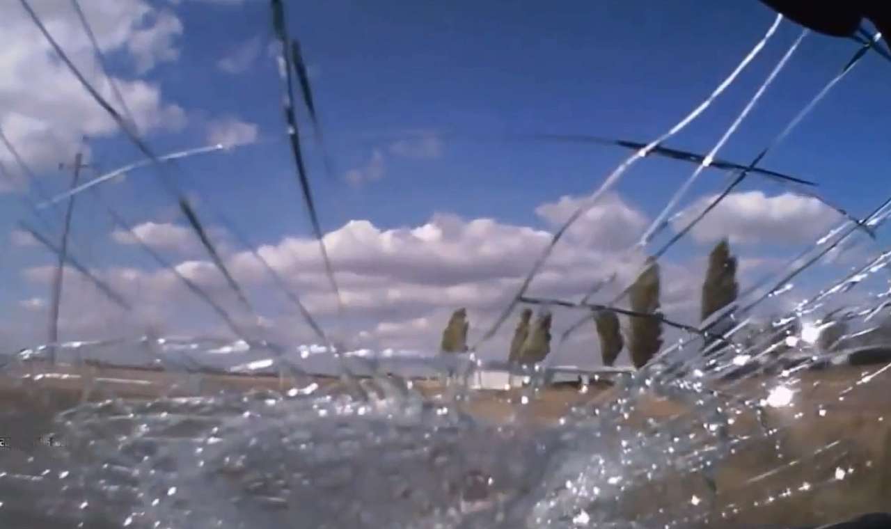 Видеоподборка «нежданчиков», прилетающих в лобовое стекло