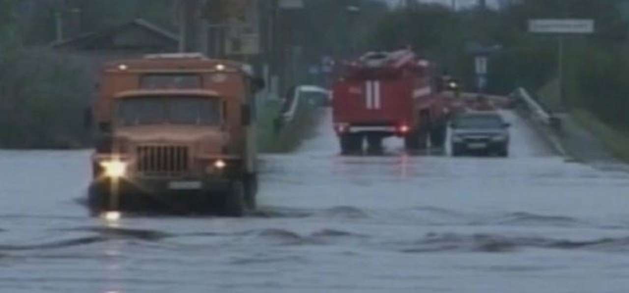 Сегодня около 00:30 по дальневосточному времени (17:30 по московскому) вблизи Благовещенска воды разлившегося из-за обильных осадков Амура и его притоков впервые за нынешнее половодье стали переливаться поверх насыпи автотрассы «Амур».