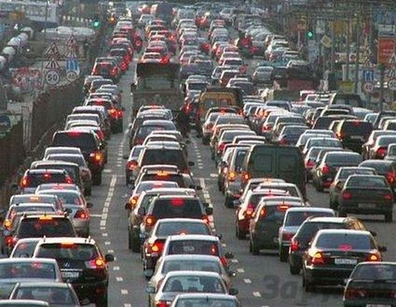 Движение в городе в летний период: Пробковая аллея