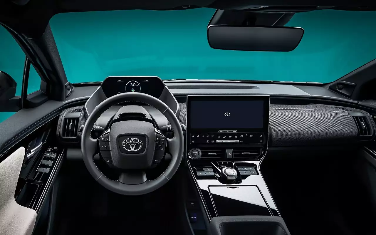 Интерьер Toyota bZ4X
