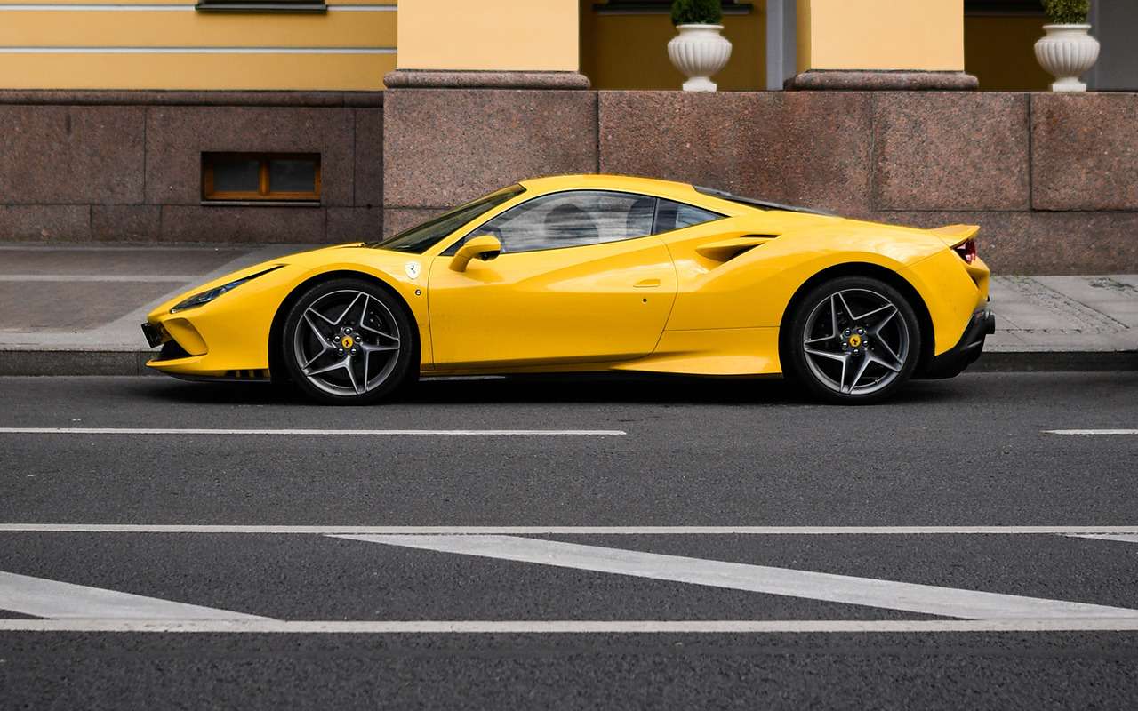 В Новосибирске продают Cadillac Escalade-V за 33,6 млн рублей с доставкой из ОАЭ, США или Кореи.