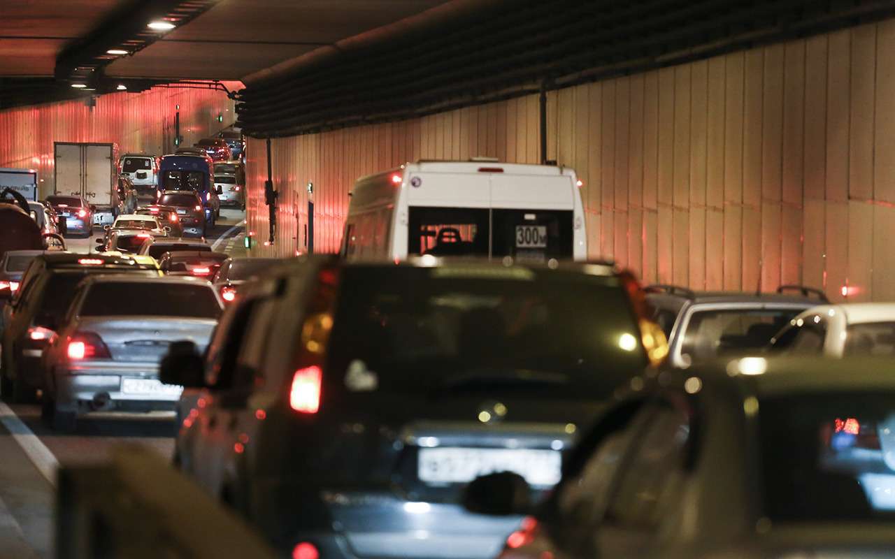 Въехавший в Лефортовский тоннель грузовик протаранил порядка 10 автомобилей
