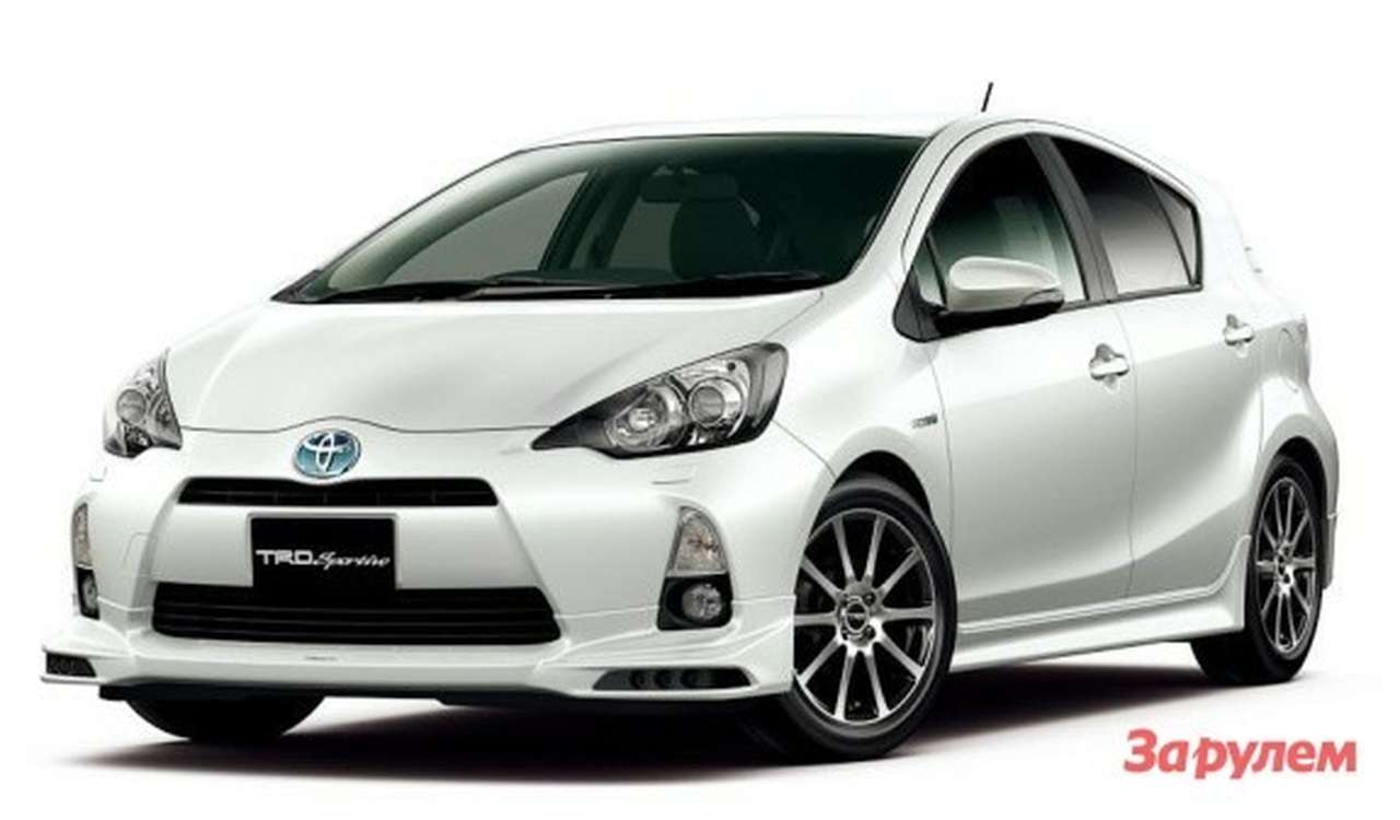 Гибриду Toyota Prius C пошили три спортивных костюма