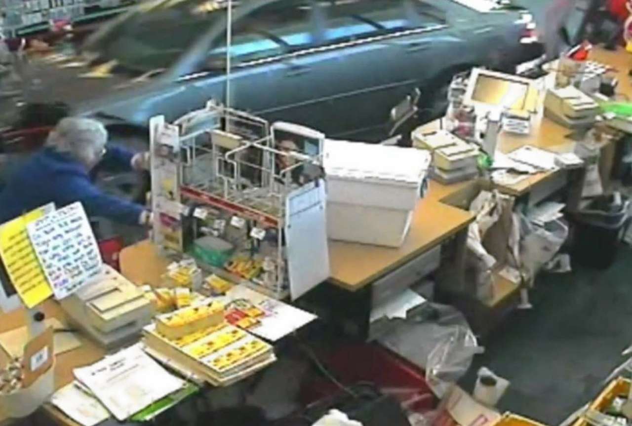 84-летняя автомобилистка на полном ходу въехала в аптеку