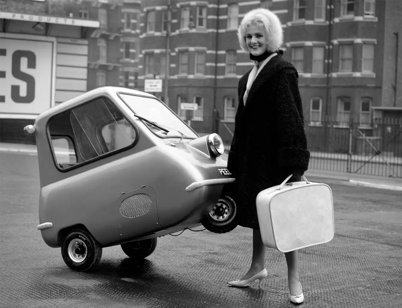 Peel P50. Согласно Книге рекордов Гиннесса, это самый маленький микрокар в мире. С 1962 по 1965 год британская компания Peel Engineering Company выпустила 50 трехколесных малюток. Сзади у P50 была рукоятка, за которую его можно было вручную развернуть или затащить в гараж: при весе авто в 59 кг — выполнимая задача.
