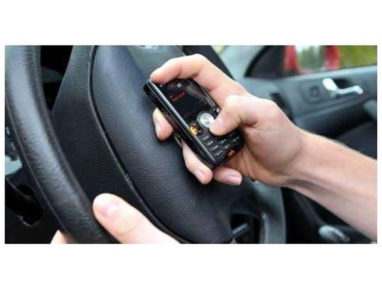 30% водителей пишут «смски» за рулем