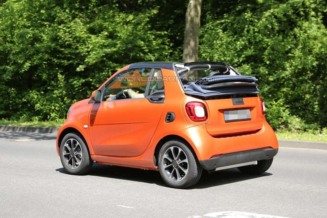 2015 smart fortwo Cabrio «разделся» на публике