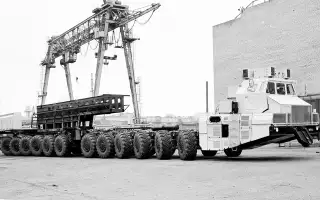 Рекордсмен совсем иного свойства – монструозный МАЗ-7907. Машина грузоподъемностью 150 т, снаряженной массой 65,8 т представляла собой два сочлененных звена. Колесная формула 24х24, управляемые восемь осей – четыре передних и четыре задних. Все это приводила в движение газовая турбина мощностью 1250 л.с. с электрической трансмиссией. Которая, к слову, и оказалась самым слабым местом машины. В середине 1980-х построили лишь два экземпляра.