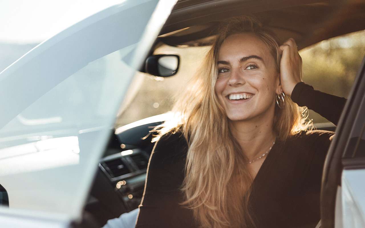 Мужчины или женщины: выяснилось, кто чаще разговаривает со своей машиной