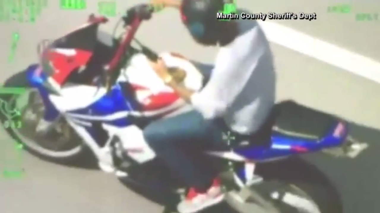 Мотоциклист пишет СМС, уходя от полиции (ВИДЕО)