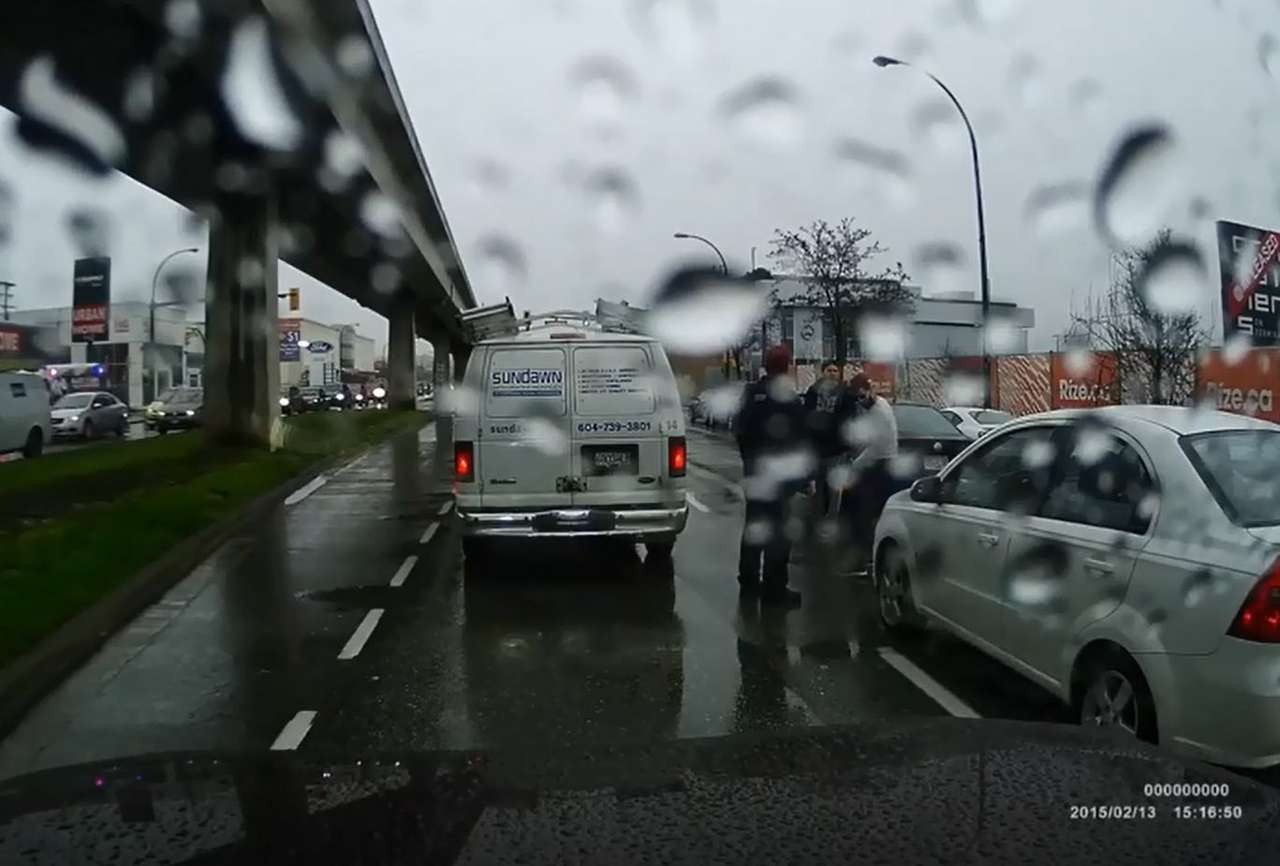 Полицейский вовремя подоспел к драке на дороге (ВИДЕО)