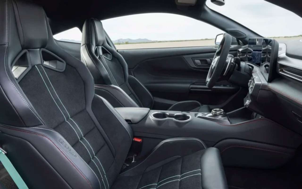 Интерьер Ford Mustang Dark Horse SC