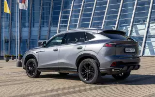 Скошенная задняя стойка и спойлер над стеклом придают силуэту динамичность. С мотором 2.0Т машина эти амбиции оправдывает.