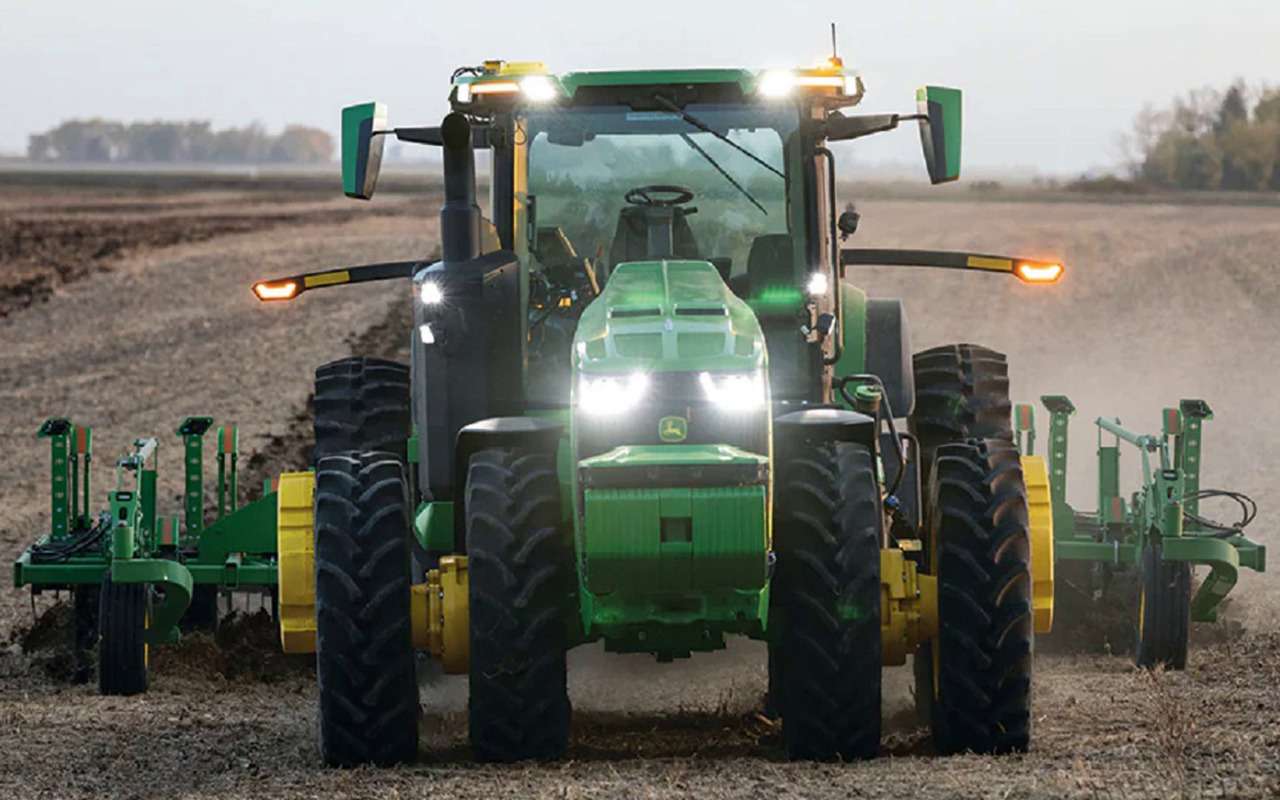 Управляется со смартфона: показали первый серийный беспилотный трактор
