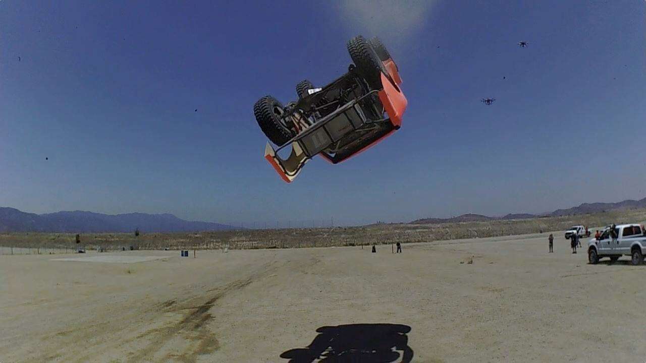 Первая в мире «бочка» на пикапе