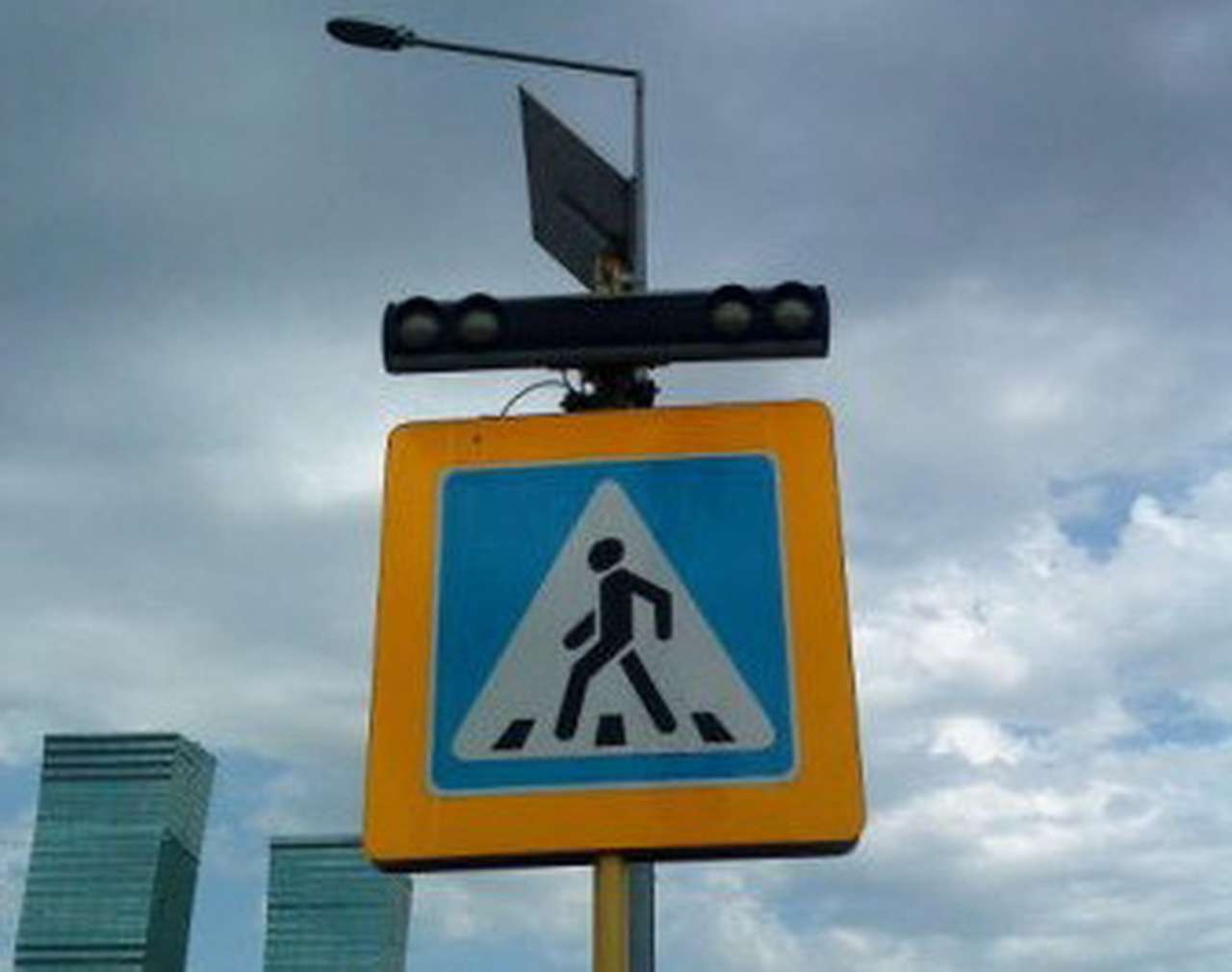 В Москве появились светящиеся знаки