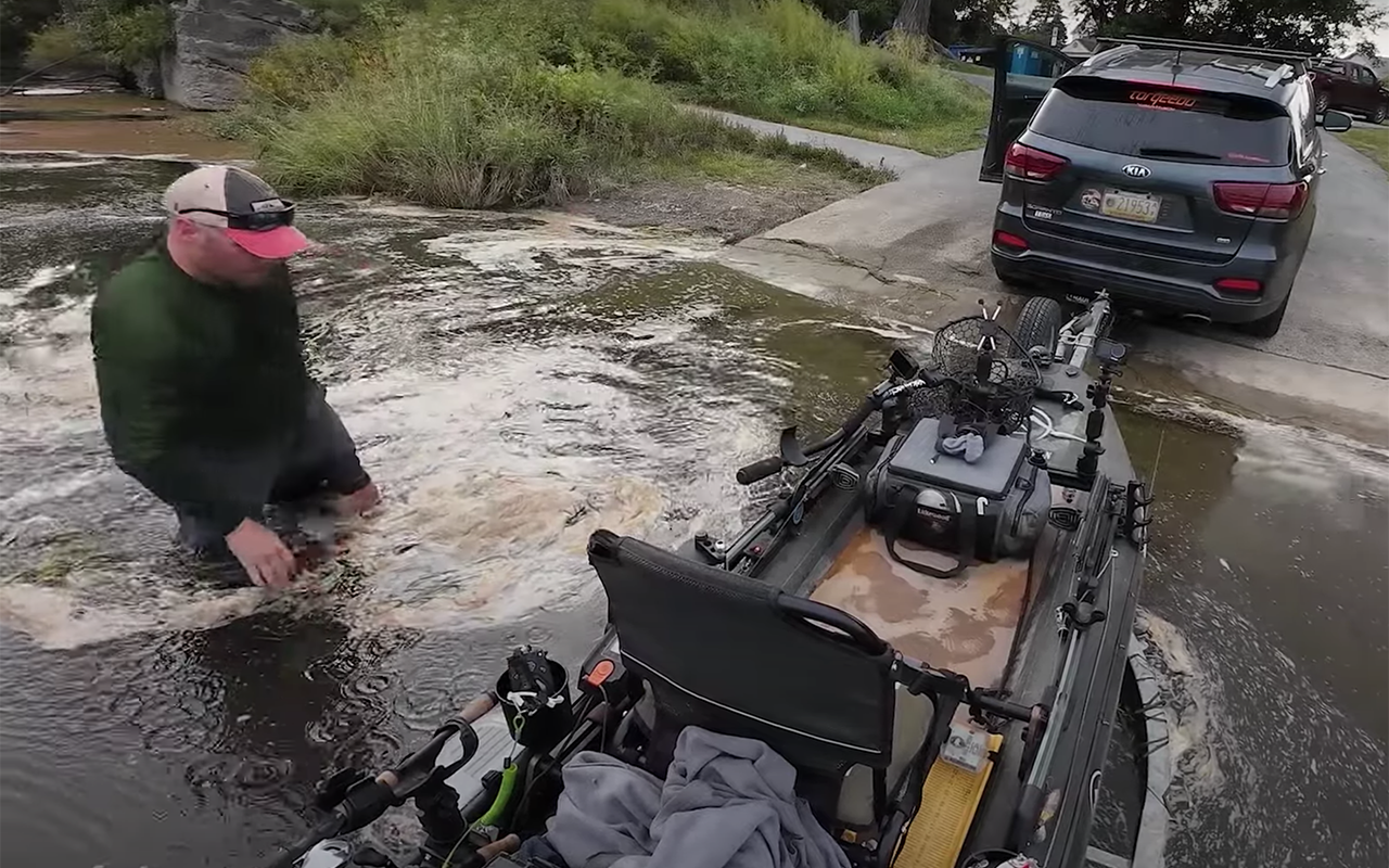 Иногда выйти из воды непросто – курьез на рыбалке