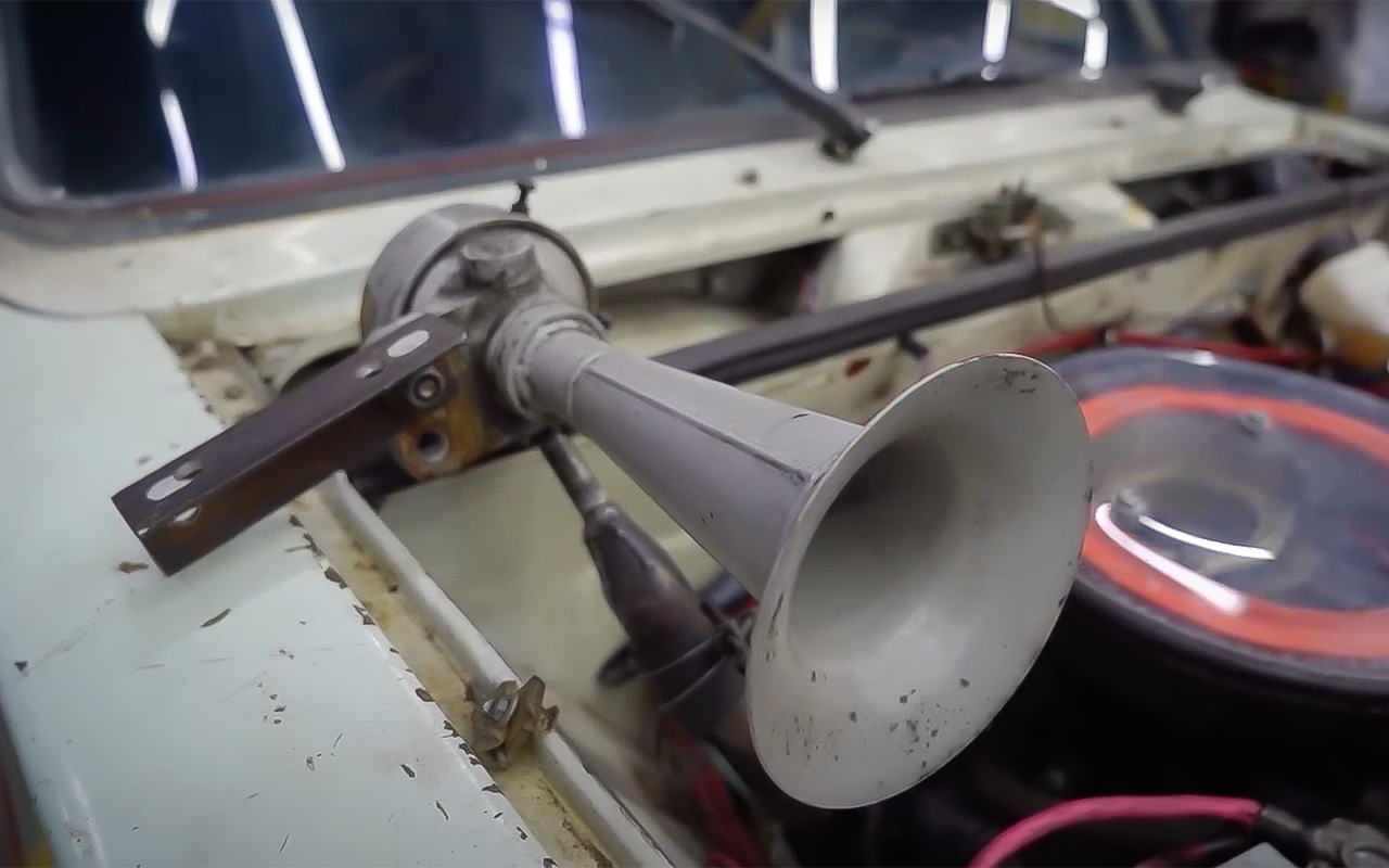 Бьет по ушам: автомобильный клаксон сделали из выхлопной системы