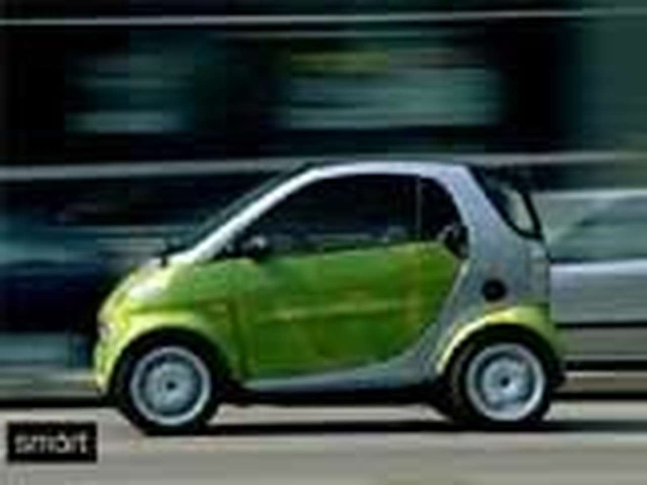 Грузовик "поиздевался" над Smart