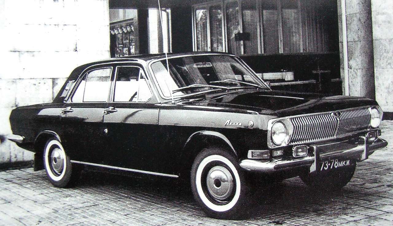 Следующее поколения «догонялок» ГАЗ-24-24 и ГАЗ-24-25 (двигатель под вторым индексом имел экранированную систему электрооборудования) появилось в 1973 году. Причем теперь V8 могли ставить и на универсалы. Мотор в 195 л.с. разгонял автомобиль до 190 км/ч. У Волги уже появился усилитель тормозов, но на всех колесах по-прежнему были барабаны. Смонтировали усилитель рулевого управления. В салоне стоял практически стандартный рычаг коробки передач. Выхлопная труба по-прежнему была одна. НА ГАЗ-24 пробовали ставить и импортные моторы Mercedes-Benz (160 л.с. – ГАЗ-24-91) и BMW (150 л.с. – ГАЗ-24-98). Но это были лишь опытные образцы. До 1980-го машин с V8 на базе 24-ки сделали более тысячи.