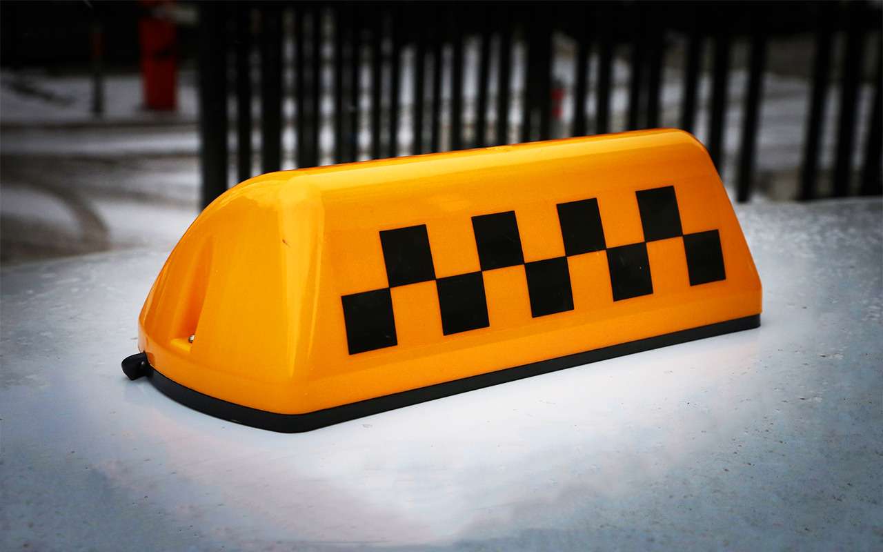 Чиновников пересаживают на такси. Правда, пока в одном регионе