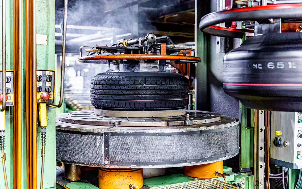 Кульминация производственного процесса: сырая «зеленая шина», которая может состоять из 8–15 видов различной резины, вулканизируется при давлении 8–9 атм и температуре около 170–190 ˚С  в течение 8–15 минут, обретая рисунок протектора и финальные свойства.