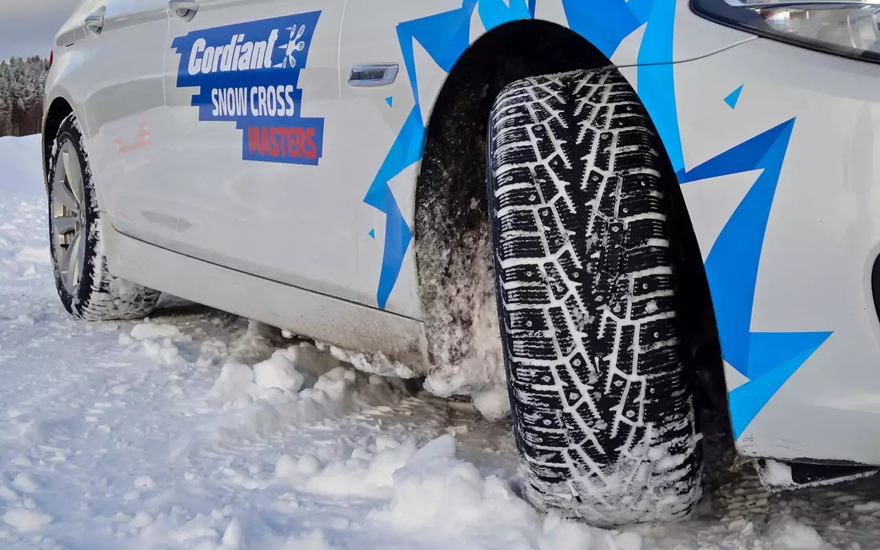 Шипы разбросаны по покрышке несимметрично, в 16 рядов.