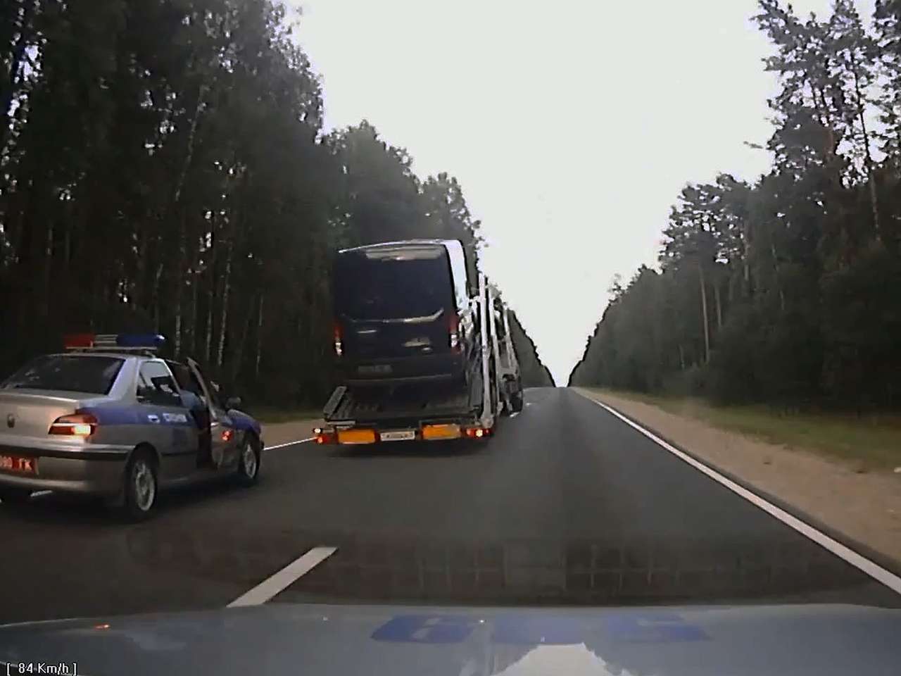 Пьяный водитель на груженом автовозе не сумел уйти от ГАИ (ВИДЕО)