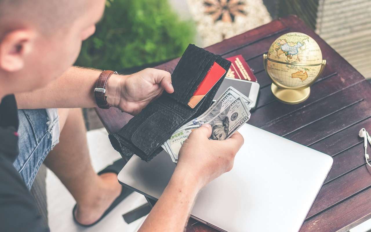 Какую валюту брать с собой в отпуск за границу? Эксперт подробно объяснил