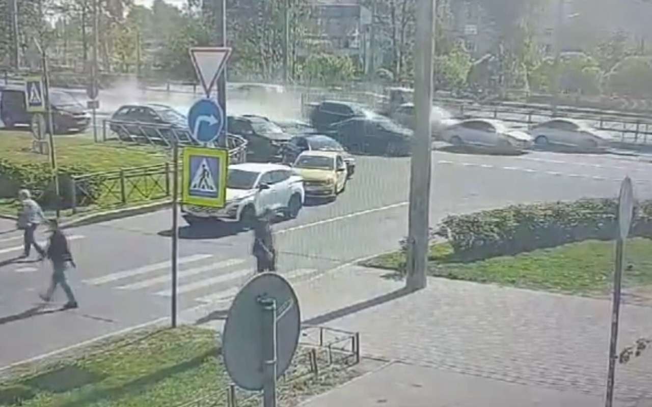 Отказали тормоза: грузовик устроил массовое ДТП в Петербурге