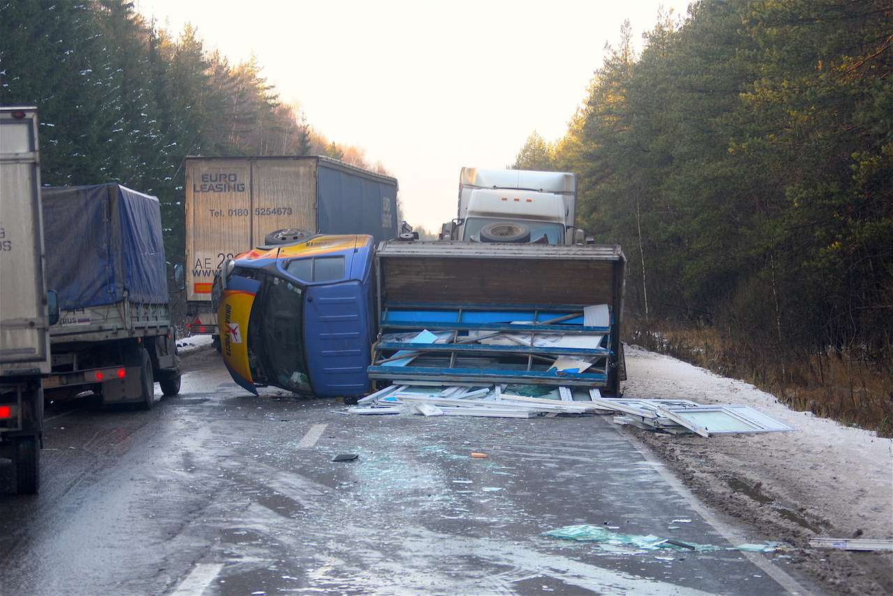 Если нет явных доказательств вины, сотрудники ГИБДД могут обвинить водителя по доказательствам выдуманным. «Не справился с управлением» — формулировка подходит к любому ДТП.