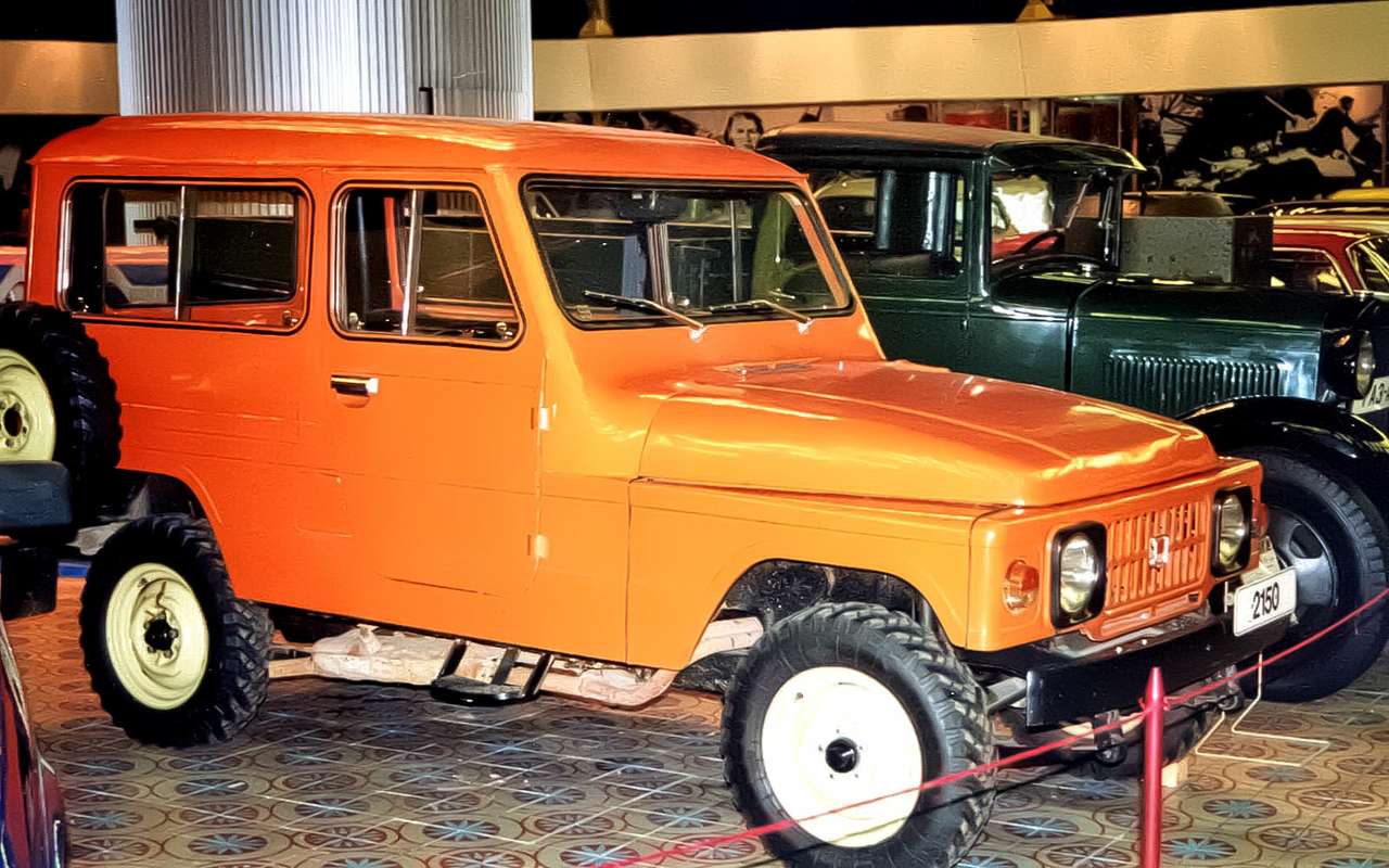 Еще одна длинная и грустная история – московские вседорожники семейства Москвич-415/416. В 1957-1960 гг. испытывали несколько образцов с 45-сильными моторами, полным приводом, двухступенчатой раздаткой от Москвича-410. Но на постановку столь нужной в СССР машины на производство средств заводу не дали. Уже в начале 1970-х немного измененный внешне автомобиль под именем Москвич-2150 с 75-сильным двигателем «Москвич-412» рассматривали как альтернативу Ниве. Но теперь Москвич, конечно, был слабее. Да и не принято было в СССР выпускать на разных заводах автомобили одного класса (исключение: Москвич и Жигули, которые тоже в итоге развели).