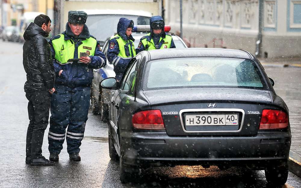 Привлечении понятых. Досмотр автомобиля. Обыск машины. Досмотр транспорта. ДПС осматривает автомобиль\.