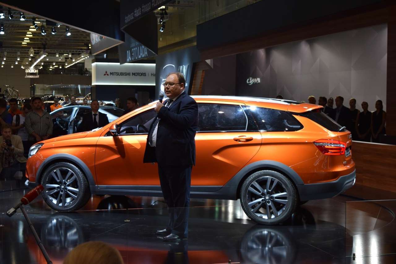 Руководитель проекта Олег Груненков и концепт Lada Vesta Cross