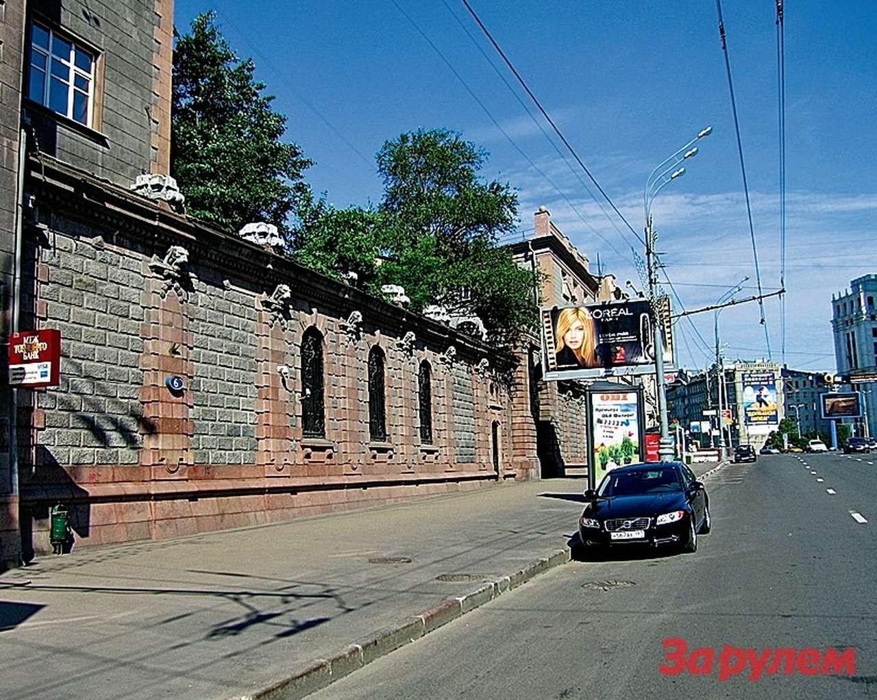 Стена скрывает великолепный особняк: удастся попасть внутрь – не пожалеете.