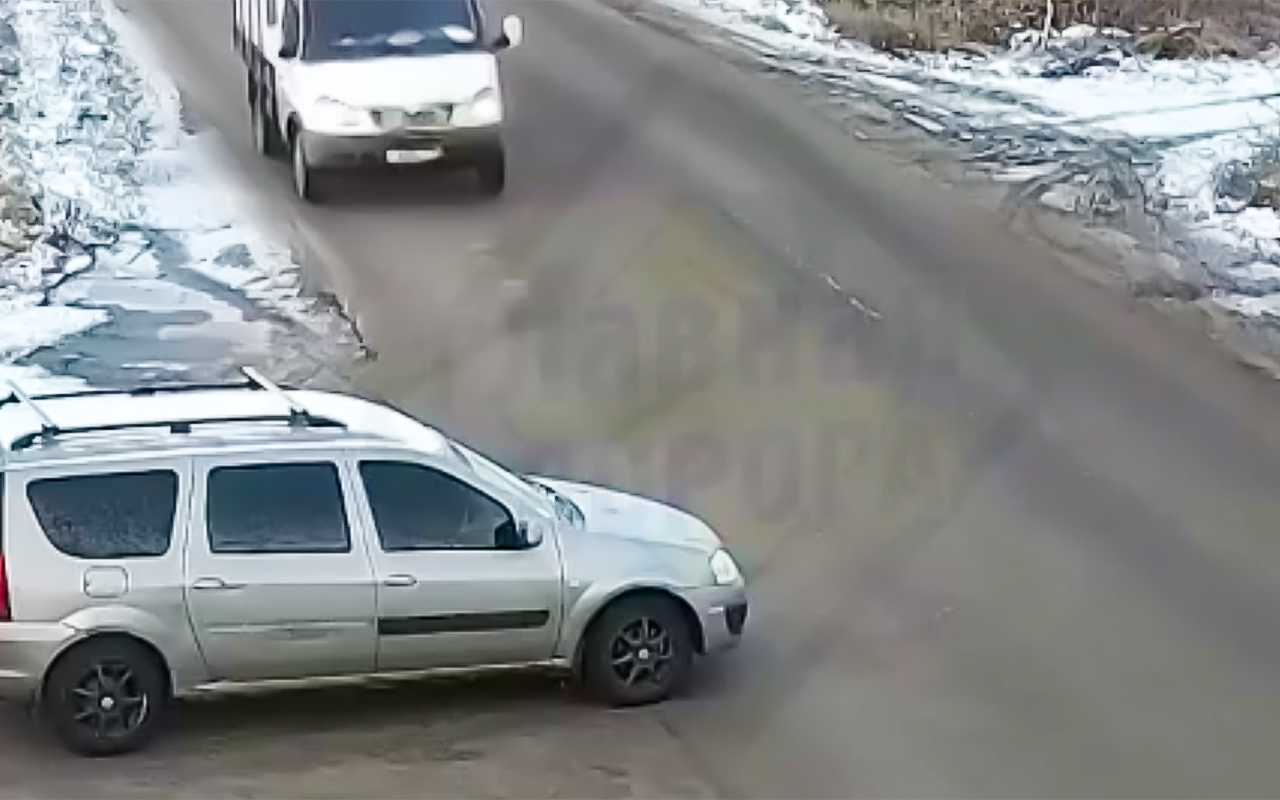 Нелепое ДТП: когда максимально неудачно выбрал момент для поворота (видео)