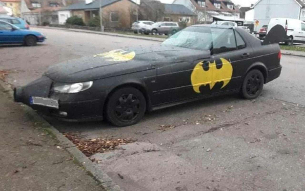 Бэтмен на всю голову, у которого нашелся лишний Saab