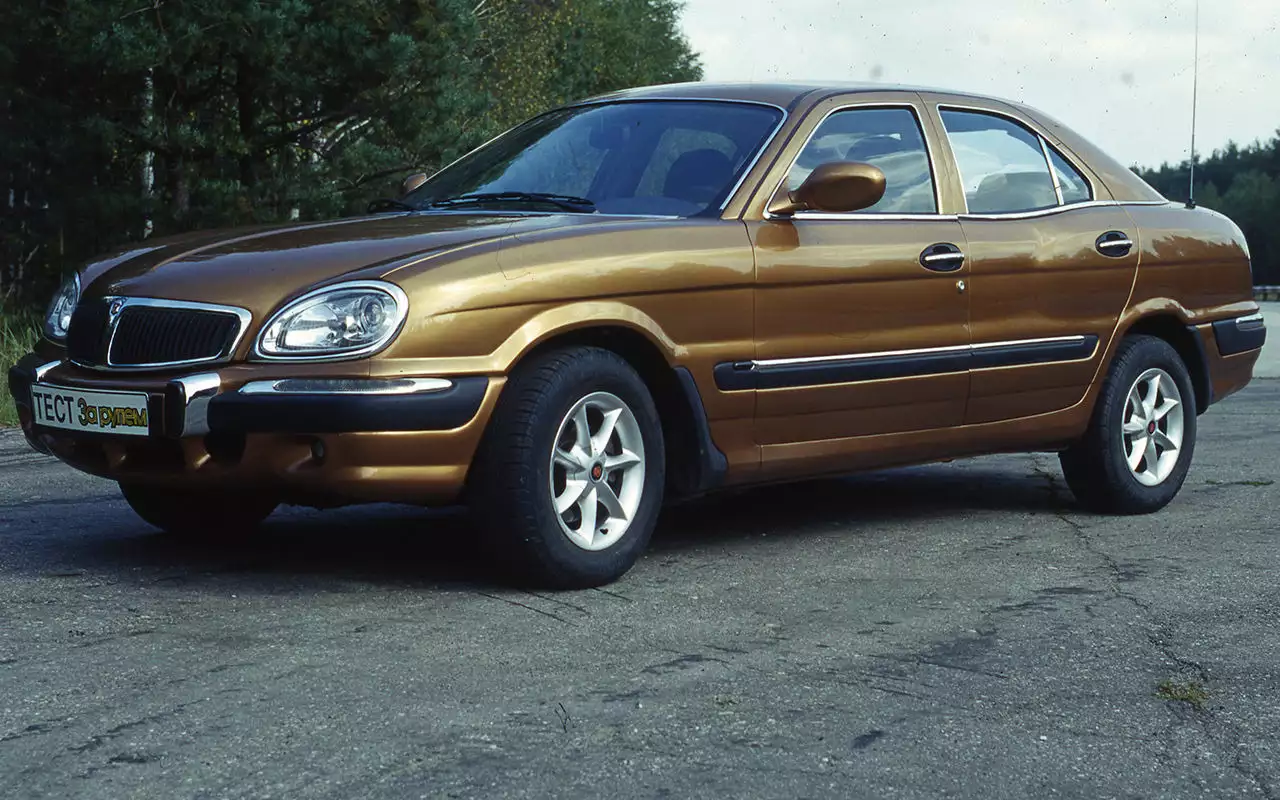 ГАЗ-3111 Волга – еще один раритет новейшей истории. Некоторые воспринимали таковыми уже и новые машины и были правы. Всего в разных комплектациях сделали 347 экземпляров. Большинство живы до сих пор. Появление ГАЗ-3111 и сейчас приветствуют даже на некоторых фестивалях ретротехники.