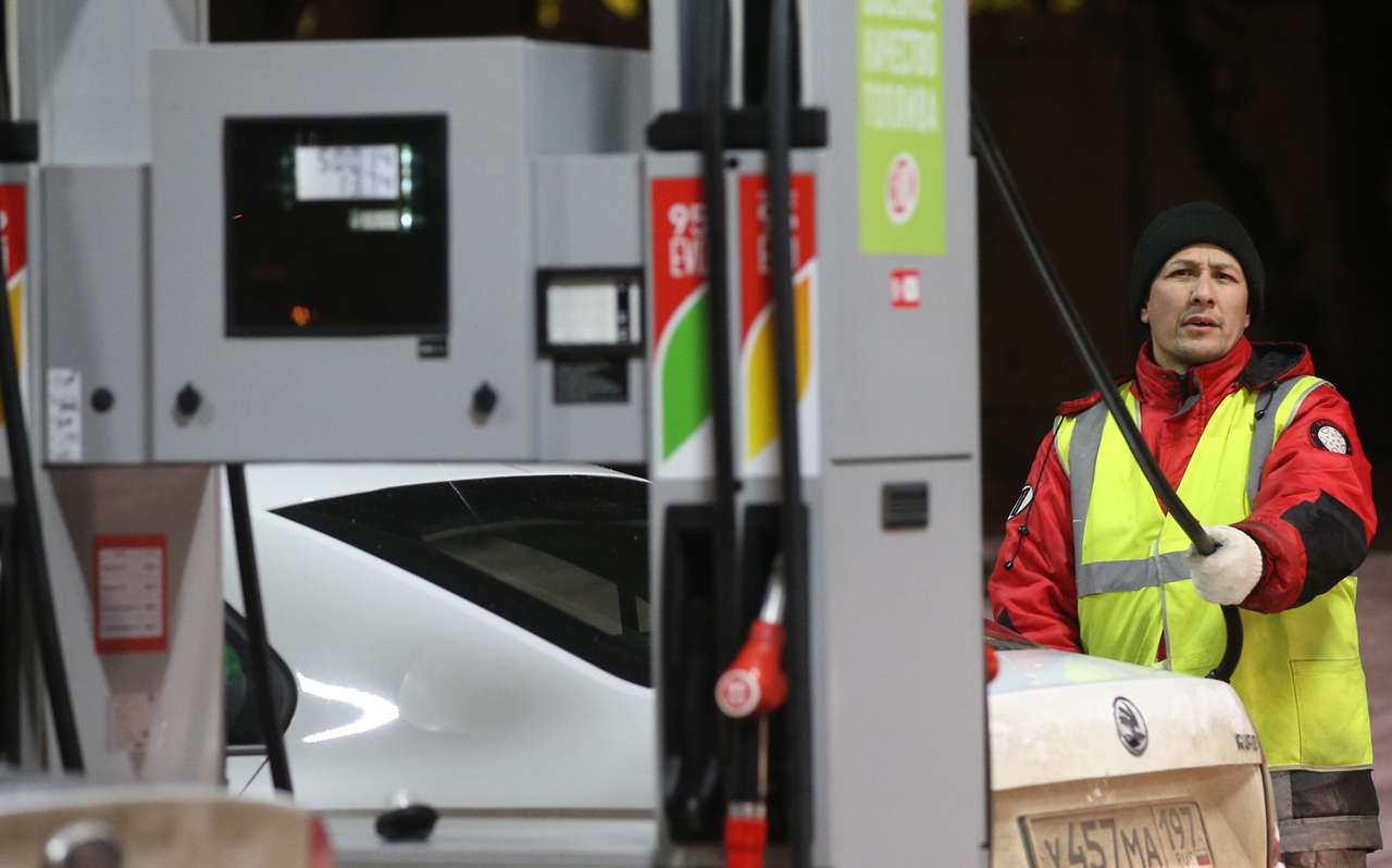 Силуанов предположил, что акцизы на бензин в 2017 году могут быть «чуть выше плана»