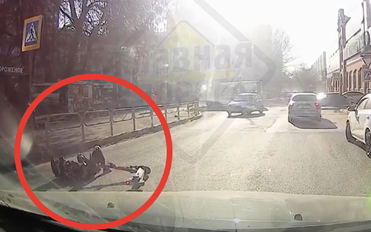 Самокатчик падает на пешеходном переходе: кого накажут?