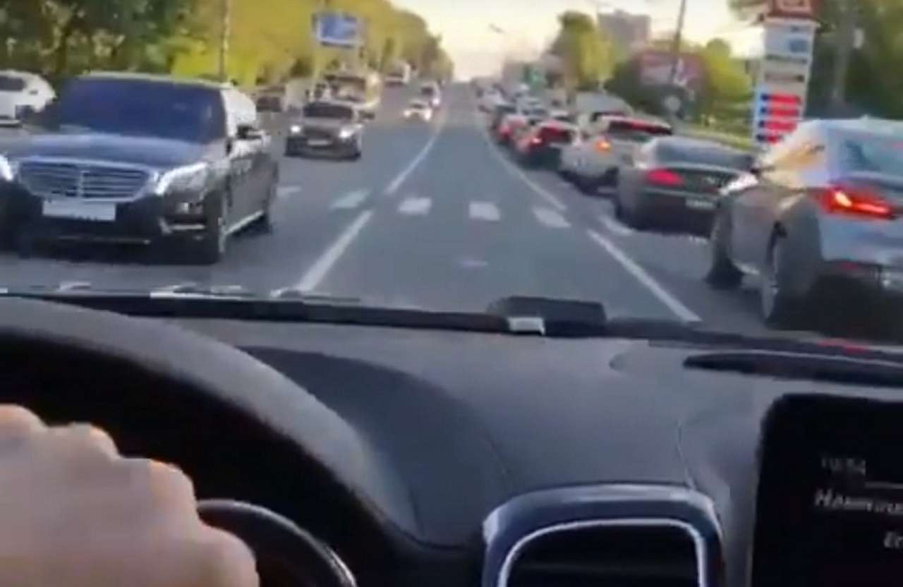 Мажор объехал пробку по разделительной полосе из-за плохого настроения