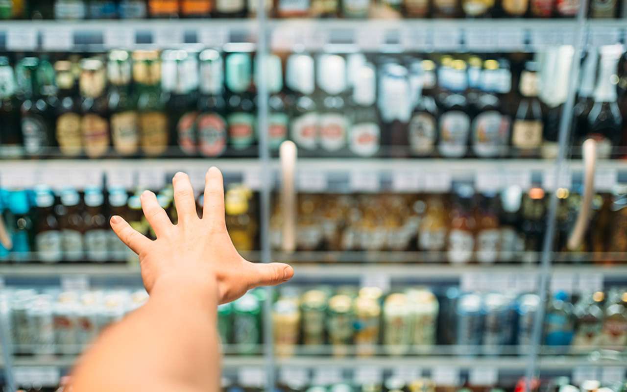 Известно, почему продажа алкоголя на АЗС пока откладывается