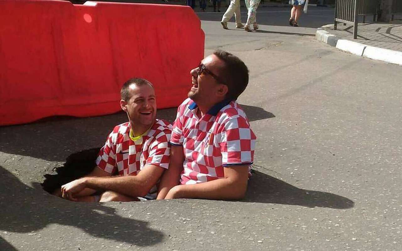 Быстрее мэрии: благодаря болельщикам дорожную яму заделали за сутки