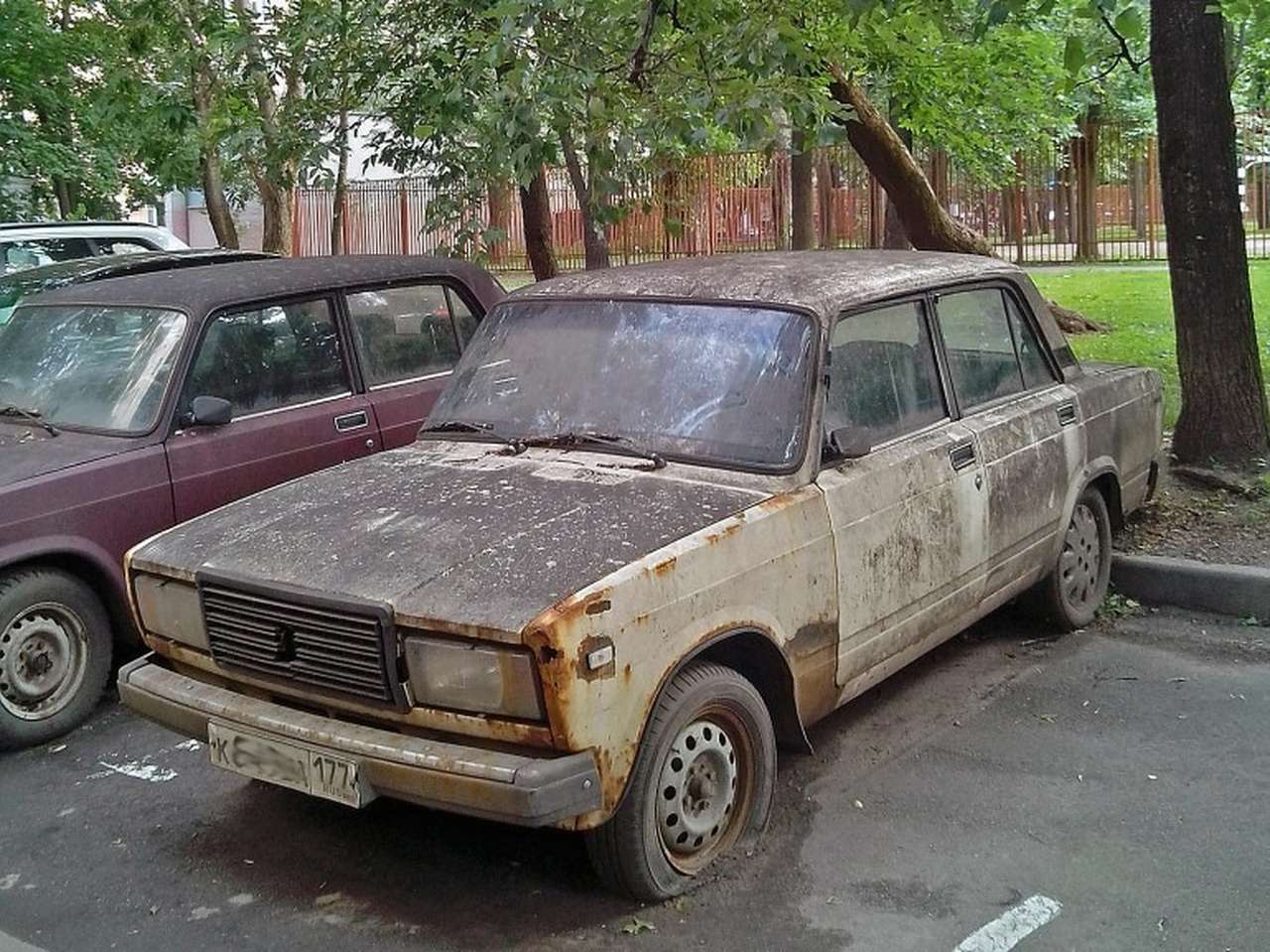 Бесхозные автомобили будут хранить на стоянках не больше трех месяцев