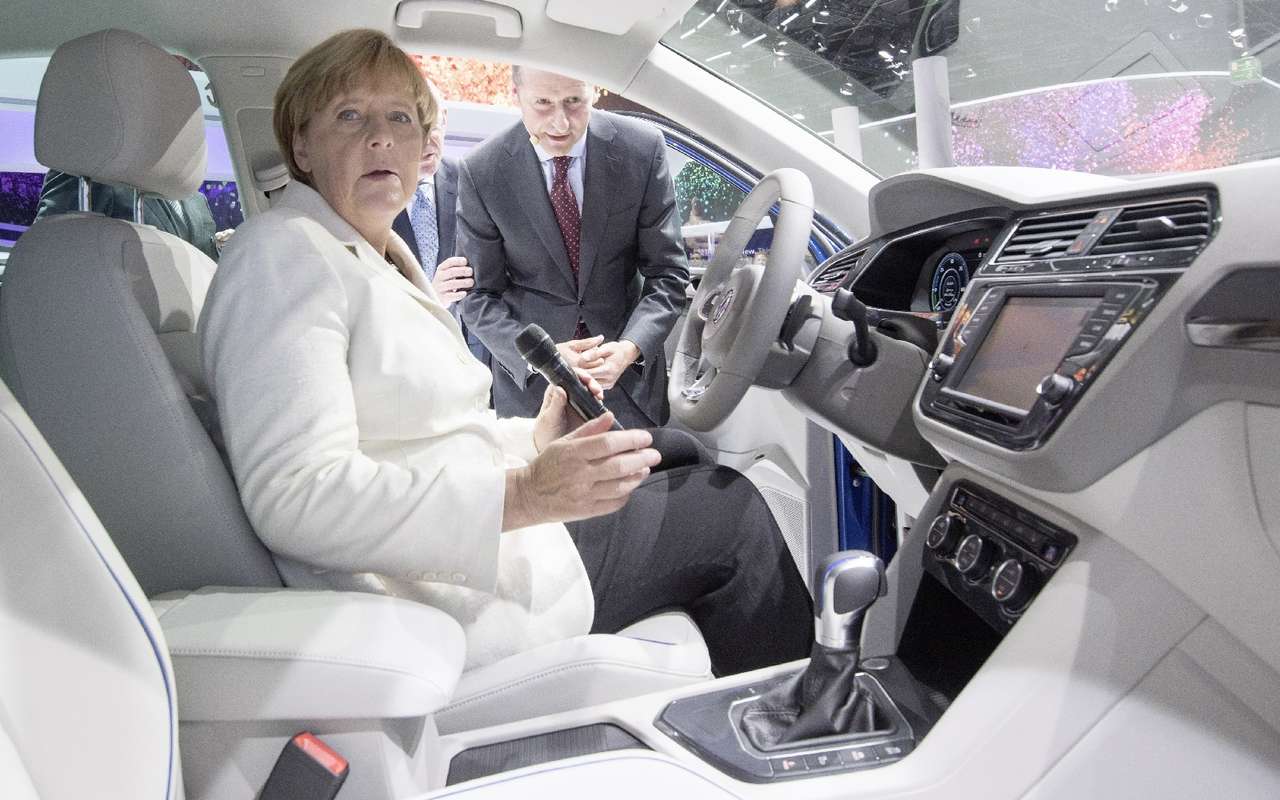 Ангела Меркель – пример высокоэффективной женщины-политика, сумевшей продержаться на вершине власти более 10 лет и не собирающейся уходить на покой. Канцлер внимательно следит за состоянием автопромышленности Германии и регулярно посещает автомобильные выставки.