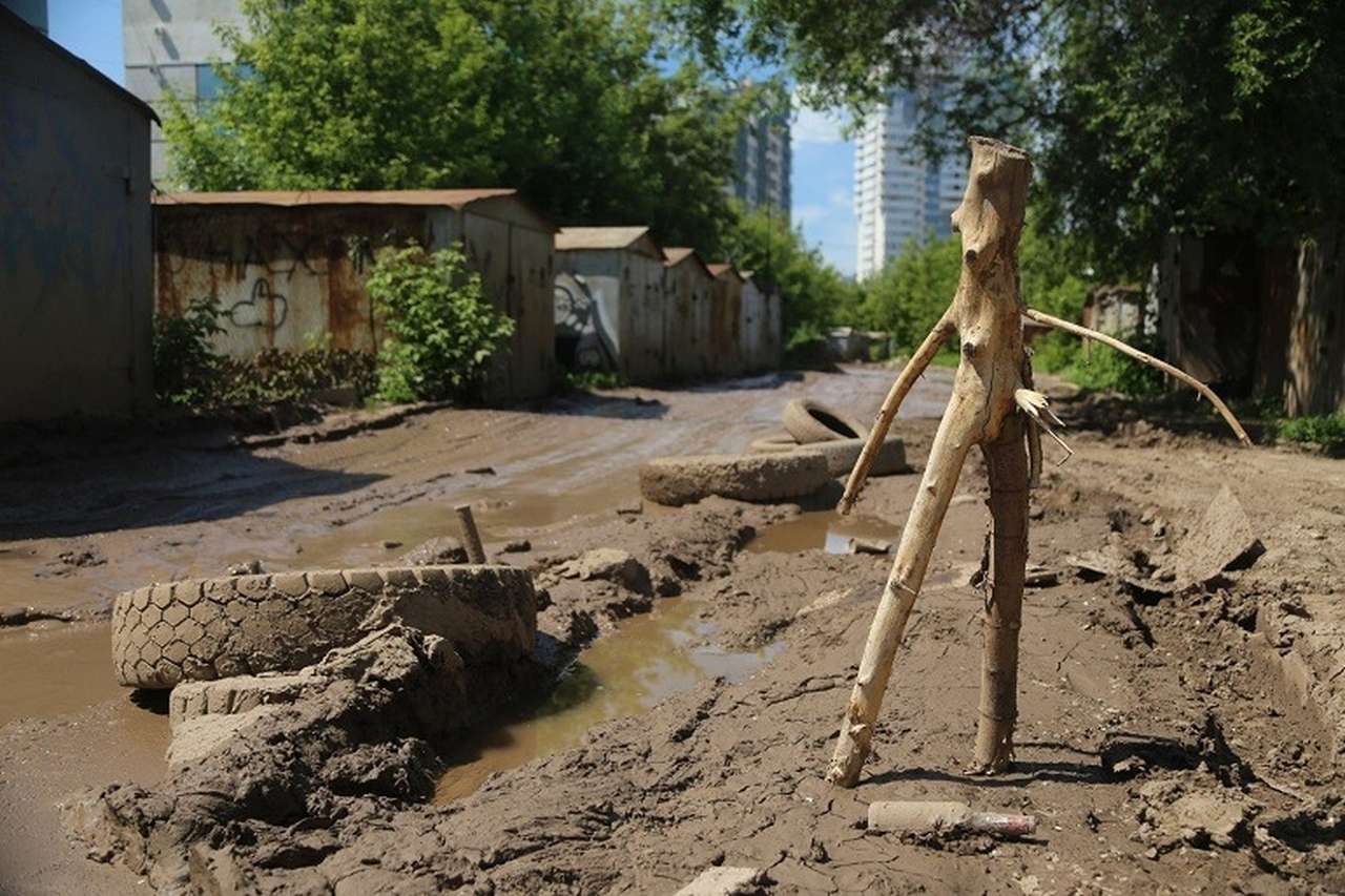 Слепили из того, что было: самые неожиданные способы ремонта дорог